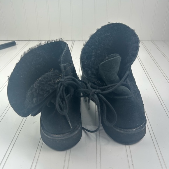 Ugg Women’s Black Suede Shearling Ankle Boots Size 7 - Picture 4 of 15